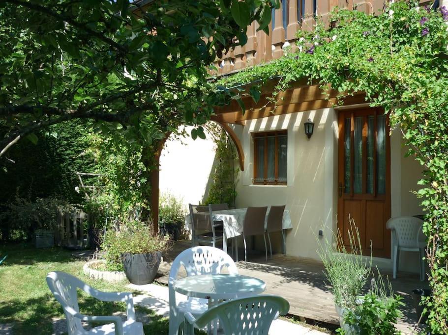 Gite Des Cedres Ferienwohnung A Ameugny Taize Cluny Exterior photo